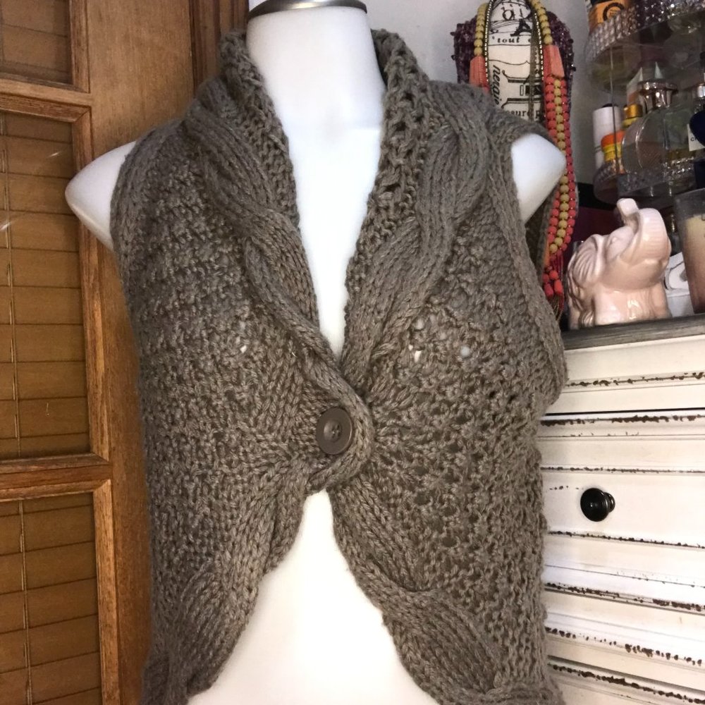 Knitted vest with single button in excellent condition By Twenty One size S